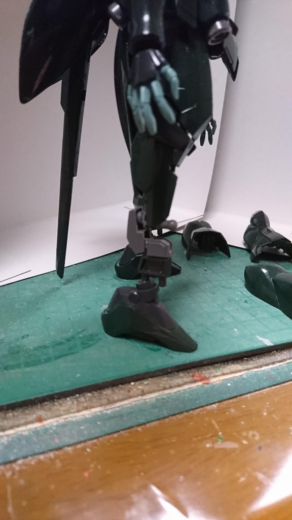 脚部アーマーを外した中はこんな感じで接続されています。