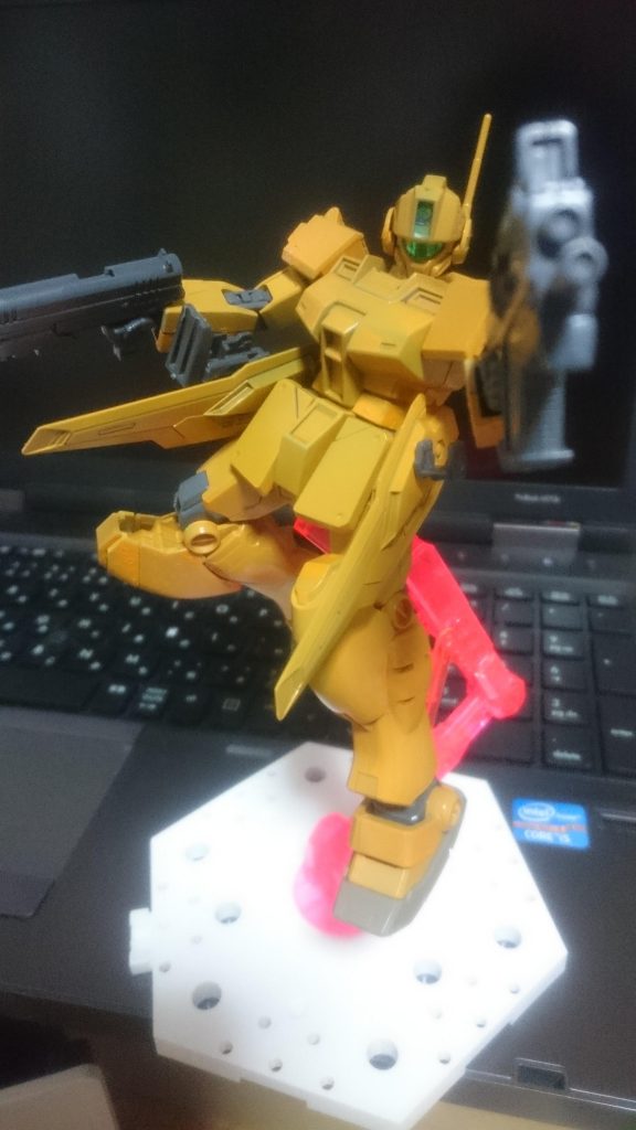 ビームライフルと脚部のミサイルポッドを外して軽装型!腰のバインダーがいい味出してる感じしますw