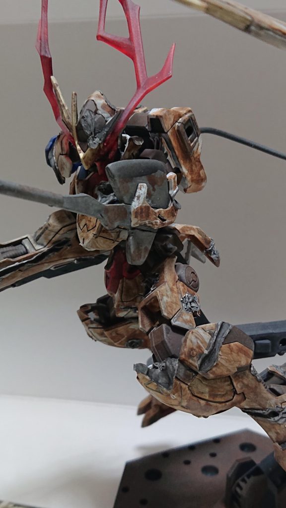 胸部には劇中と同じように、投げられた斧が刺さっています。