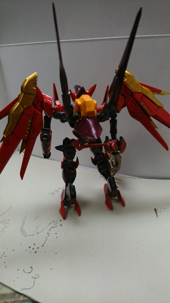 コックピットブロックは背面にあり、バイク型のシートにグラスコックピットを採用している。
背面ブロックは脱出ポットも兼ねているため分離することが可能。飛燕爪牙があるため分離後もある程度は戦闘が可能。