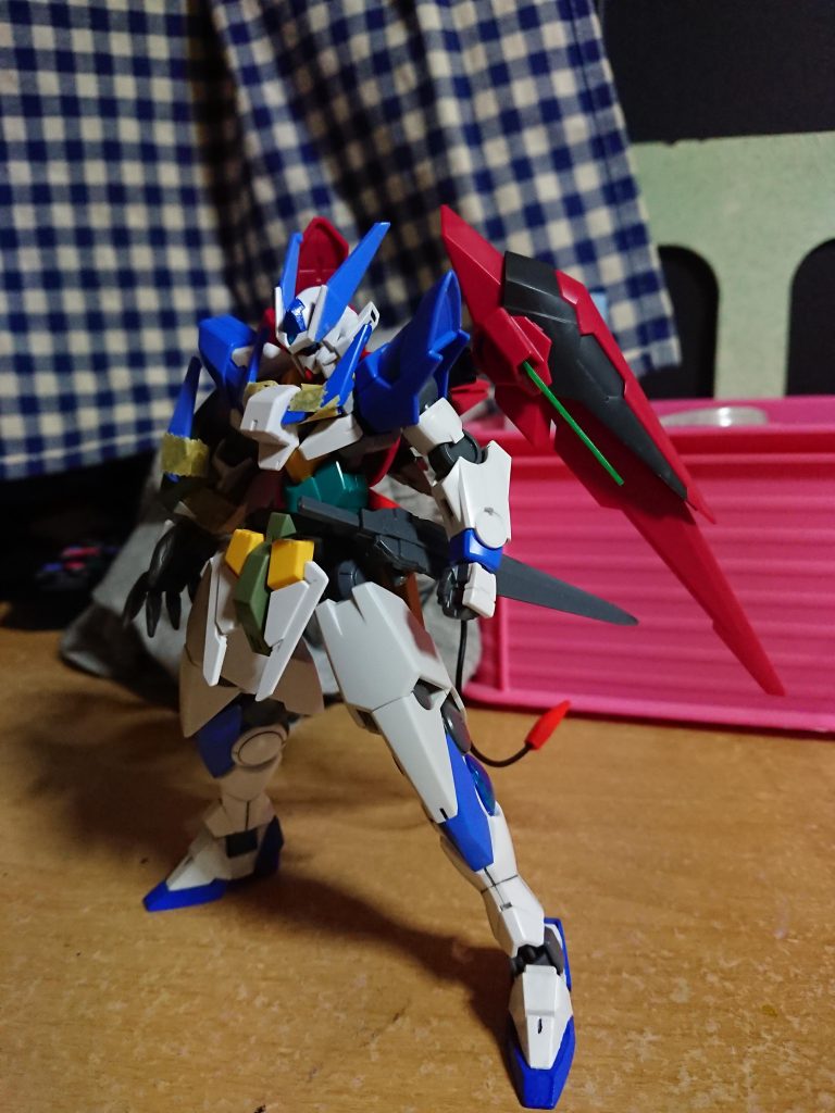 最終的に出来上がった姿です
塗装する前なので纏まりはほぼ無いです(笑)
左肩をアメイジングエクシアに変えてます
バックパックはダークマターブースターの翼の付け方を変えてます
ダークマターブレイドに翼のパーツがそのまま被せる事が出来ます
翼の可動する一部をクアンタのソードビットBのクリアパーツを形状調整して差し込んでます
尻尾は見えにくいですがギラーガの尻尾から
リード線に差し込むパーツは最初と最後以外抜いています
その方が可動が良かったので……
腰に付けているキャンペーンパーツの剣?はこの後取り外してます
格闘メインだったので剣はまた今度の機会という事にしました