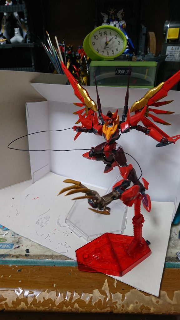 輻射波動は敵機に直接照射することが前提であるが、本機に搭載されているものは改良型の「輻射推進型自在可動有線式腕部」と呼ばれるもので改良されたことで出力が上昇し「輻射波動砲弾」としてロングレンジからの攻撃が可能になった他、スラッシュフィスト機構を搭載したことで右前腕部を有線射出・飛行させることで自由自在に操作できるようになり、遠距離の敵機への輻射波動照射等より自由度の高い輻射波動の運用が可能となっている。