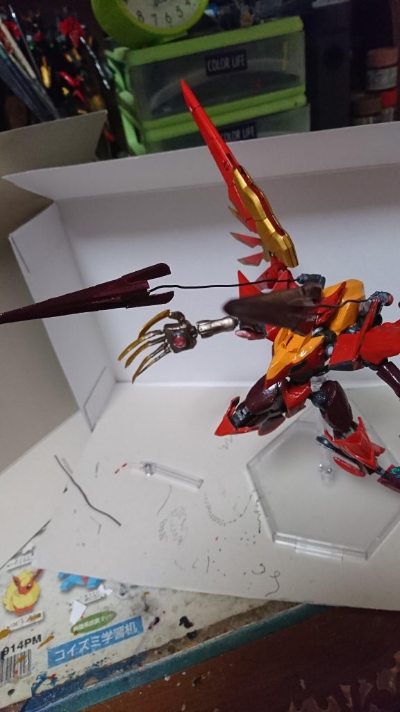 飛燕爪牙
巻き取り式の大型アンカーで本機に搭載されているものは切断力に特化しており、敵機に撃ち込んで直接破壊する他、ビルの外壁や岸壁に打ち込むことで移動補助にも使用される。
小型ビーム砲がアンカー部に搭載されているが射程が短いため、装甲の厚い敵機に打ち込んだときに内側から破壊するために使用されることが多い。