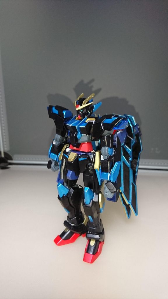 翼を畳んで素立ちポーズ