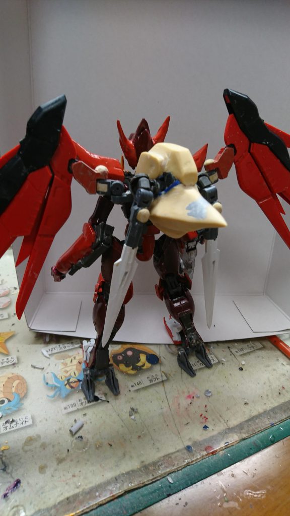 背面ブロックは、初期段階でヴィダールのものにHGデスティニーのウイングを使用していましたが、ウイングをRGデスティニーに変更した際ヴィダールのものにRGデスティニーのバックパックを組み合わせ、それを原型にパテを使用して今の状態に至りました。