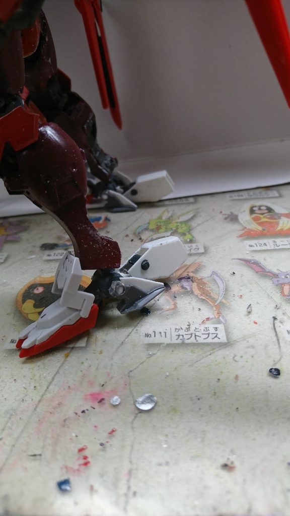 ランドスピナーはプラ板で作成しました。自分の技量では流石に本家のように完全に内蔵させることができなかったので収納時は装甲の曲線に合うように上にあげるだけとなっています。