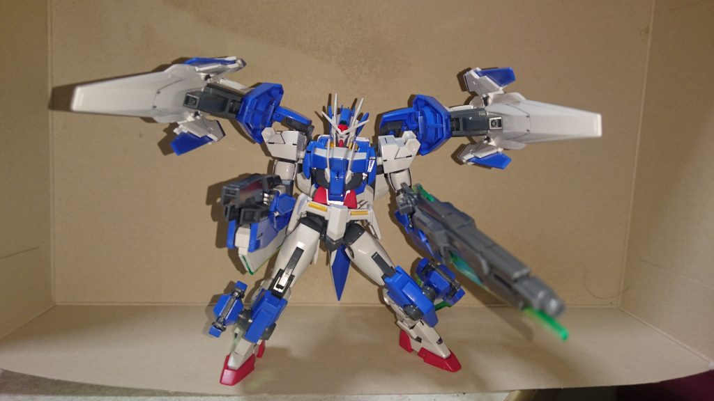 オーサイザーのマイクロミサイルとビーム、ガンブラスターとGNソードのビームを構えての一斉射撃