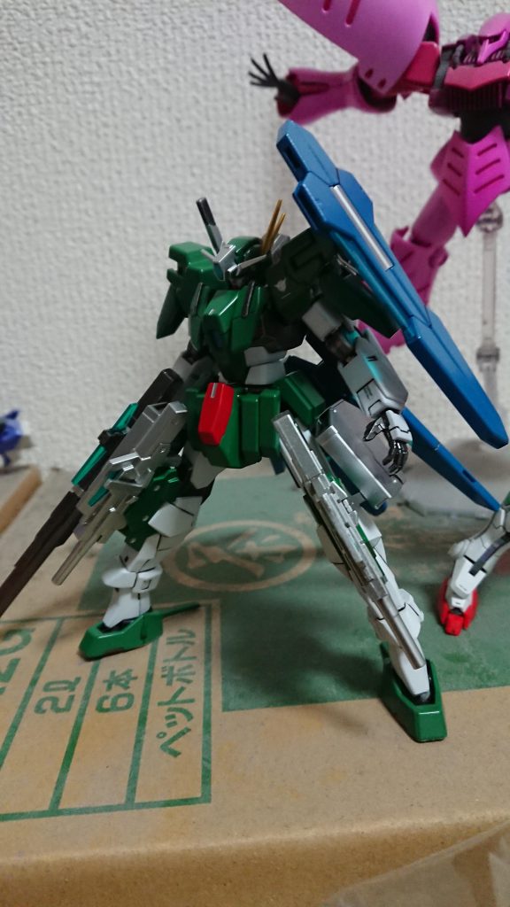 出来立てホヤホヤ。アサルトカービンじゃなくてスナイパーライフル2なのはこっちの方が強襲用にも取り回しがいいと思ったからです。あとスナイパーライフル2のほうがカクカクしてて機体デザインに溶け込みやすいwあ、右肩のパーツつけ忘れてるw