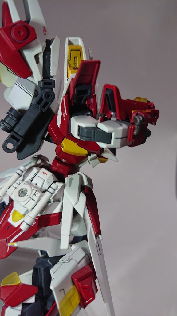 *右腕複合兵装「ゼノンクロス」*
パンチを加速させるブースターと必殺「プロミネンスバンカー」を搭載。
ブースターはプロミネンスバンカーの反動を打ち消すのにも使われる。