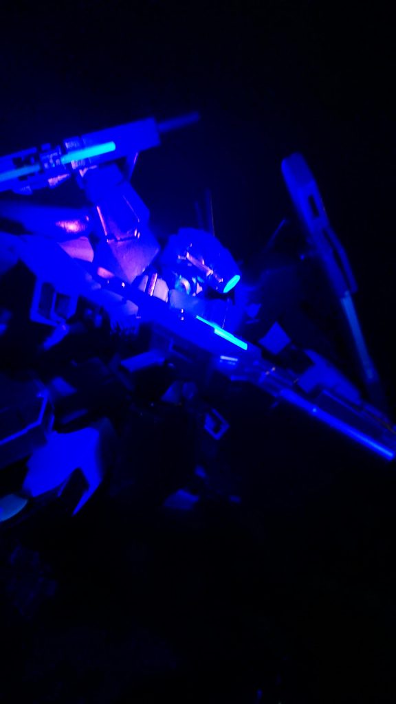 センサー類は蛍光塗装してるのでブラックライトで光ります。