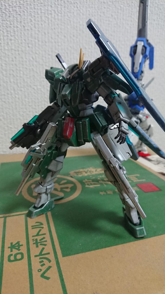 最初の姿でも悪くなかったんですが、新機体開発もあって、この時のソレスタルビーイングって予算ピンチなはずだよなーって思い、ウェザリング決行