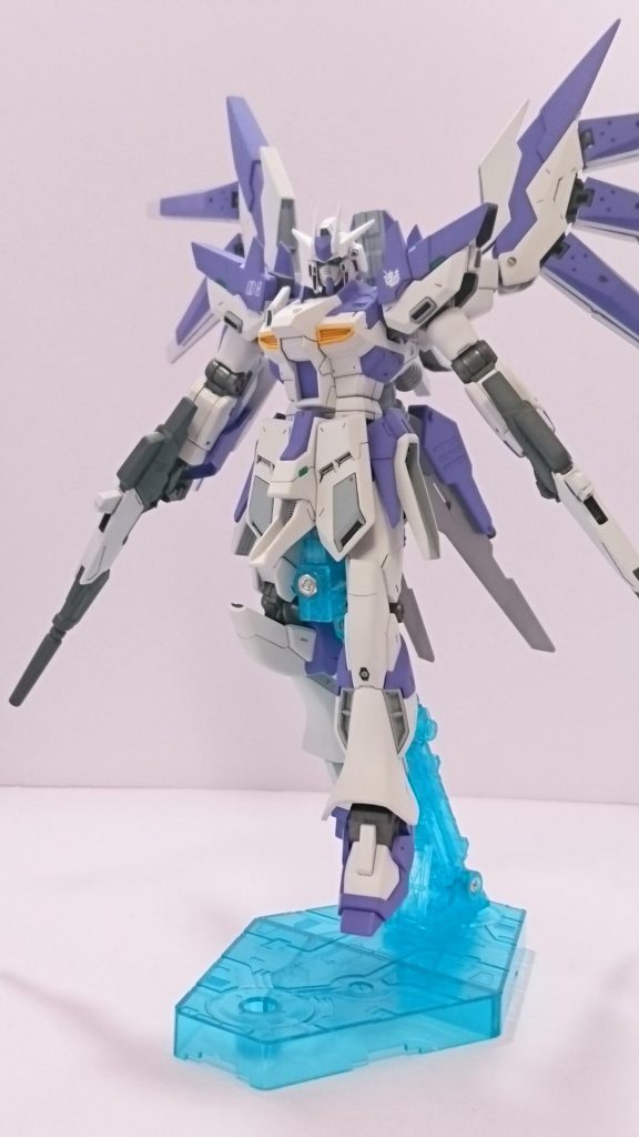 塗装はホワイトを若干グレー寄り、パープルはブルー寄りで配色は少しアレンジしました。