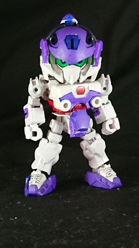 パーツを外してトッキー状態。
色が紫になった他、顔にクアンタのパーツを貼っています。
ちょっとブライトっぽい?