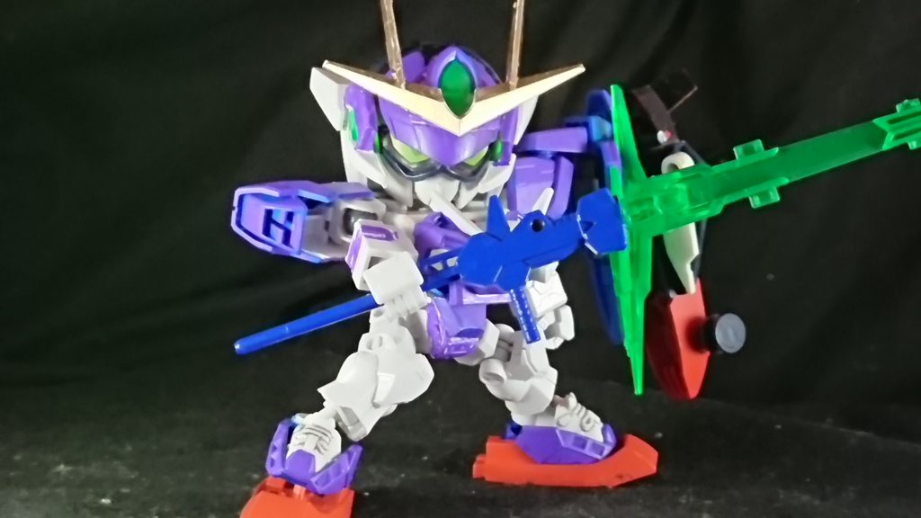 武ちゃ丸が武者○必将軍となったのに合わせてこちらは鉄機将に
モチーフはクアンタでパーツもほぼそのまま切り貼りです。
武器は斗機丸のナギナタの刀身をクアンタのGNソードⅤに変更したもの