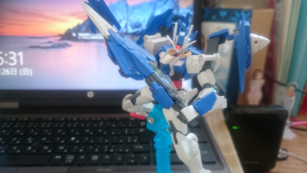 この機体の数少ない格闘武器。スーパーGNソードII。ビームサーベルはクリアパーツがついてないので撮影してないです。