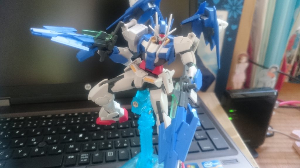 GNハンドキャノン。肩のスーパーGNソードIIのパーツは取り外し可能なので、先の刀身だけ外してGNビームライフルIIに付蹴ることも可能です