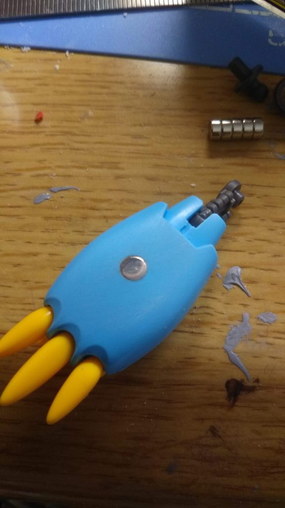 磁石は穴を開けて埋め込みました。このあと重さに耐えられないとわかったので増設しました。