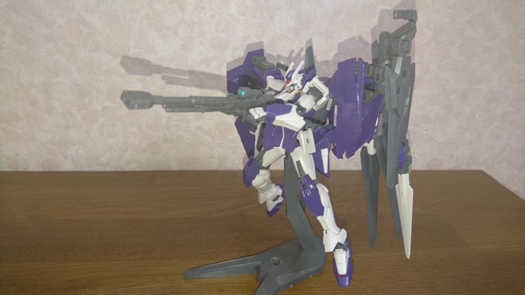 射撃特化のガンダムということでスナイパーライフルを持たせて見ました！こちらの武器はデュナメスの武器です