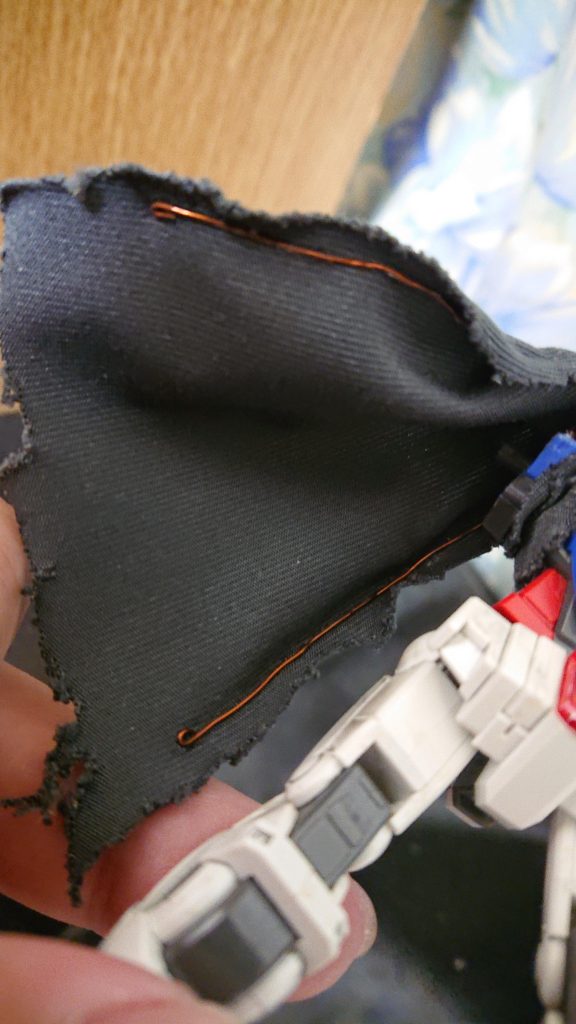 マントに仕込んだ針金