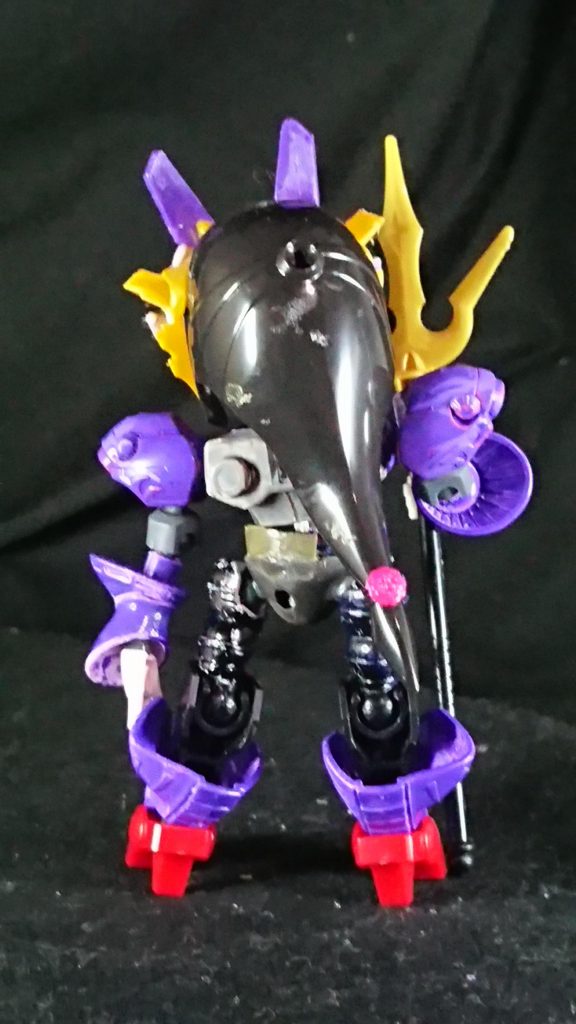 祝融ガンダムの胸と脚、孫尚香ガーベラの肩、貂蝉キュベレイの頭と腕と、三国伝の女性キットを3種とも使っています。
更に真駆参大将軍龍馬凰形態の脚を使って脛を延長、貂蝉の足パーツを逆さに着けてブーツのような形に
腰はプチッガイです。