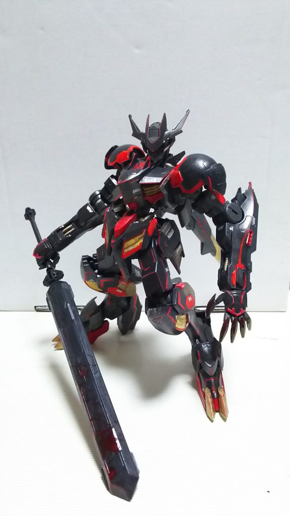 最初は翼無しで自立していたのですが、翼を着けたことにより自立不能になりました。