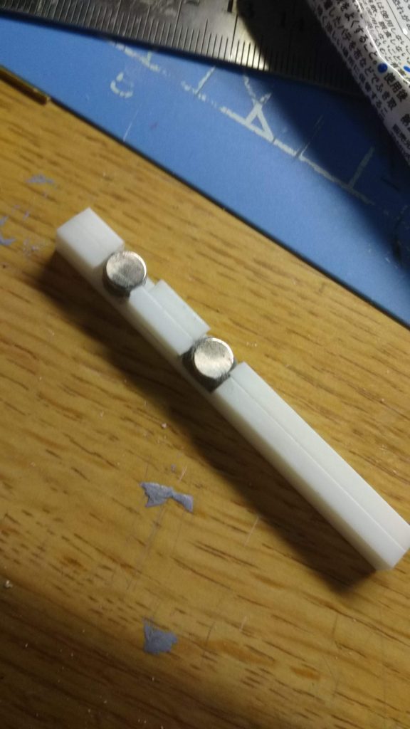 武装に仕込んだ磁石です。このコレンモモカプルには本当に大量の磁石を使いました。