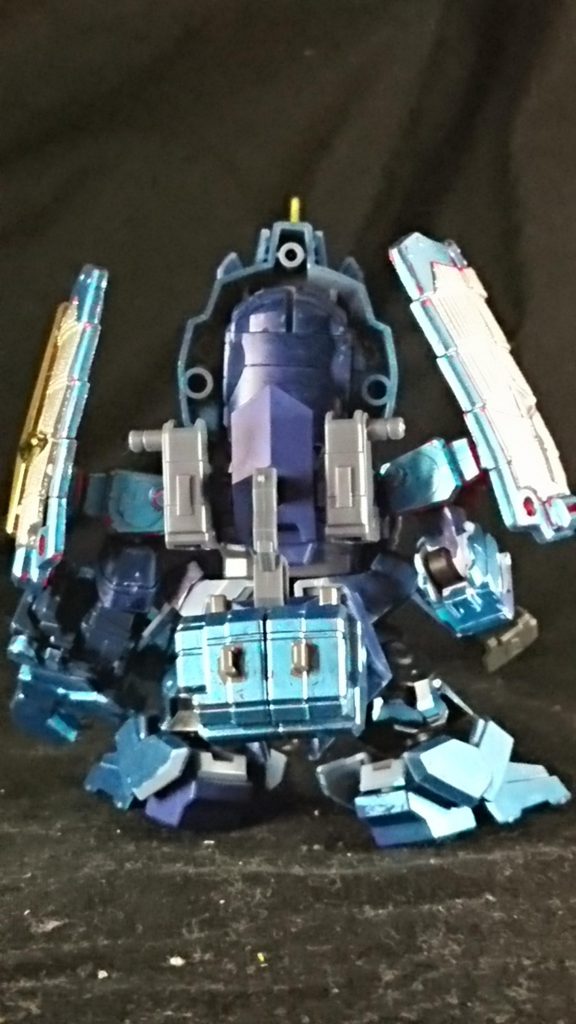 背中にはSGガンダムのバックパックをつけてブリザードナックルに
兜ですが頭の後ろが黒いことを知らずメタルブルーにしてしまったので急遽外しました