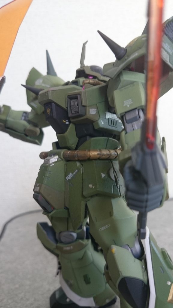 全体はガンダムマーカーのザク色です。