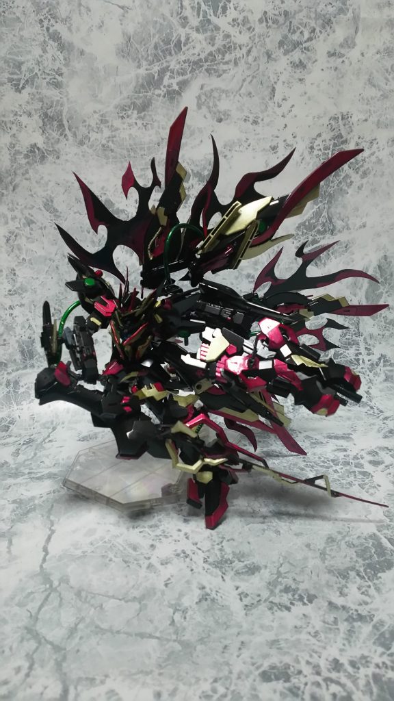 また、分割可能でありソード/ライフルの3way仕様となっている
威力と引き換えに速射性を高めたライフルと、動力炉直結のエネルギーソードは極めて高い切断力を誇る