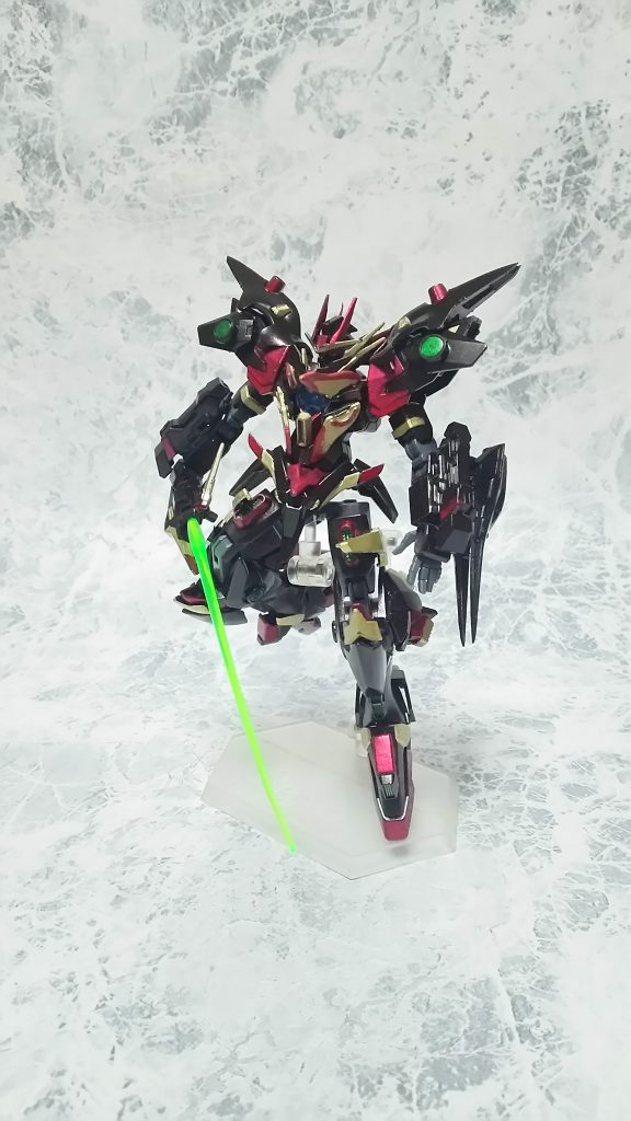 軽装態、ビームソードとバックラーも装備している