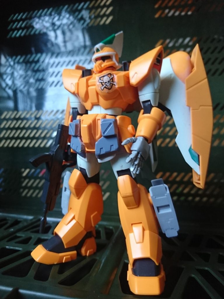 というわけで記念すべき初出撃は我が家のザフト切り込み隊長。ジンフライトタイプでございます。
以下設定
名称:ジン・フライトタイプ
型式:ZGMF-1017FS
武装:MA-S3重斬刀、MMI-M8A3 76mm重突撃機銃

解説:単体飛行能力を付加されたジン。機体の随所にスラスターが取り付いており垂直尾翼もある。ランドセル外部と脚部に外部バッテリーを内蔵しており、単体での継続戦に長け長距離航行も可能。