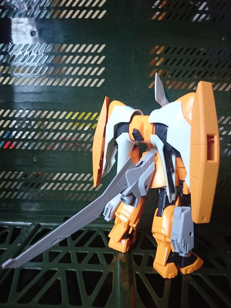 背面
空飛ぶならスラスターじゃないか！(゜ρ゜)
という安易な考えで脚部にスラスター追加、ランドセルの大型化、戦闘機をモチーフに垂直尾翼を取り付けました(^o^)