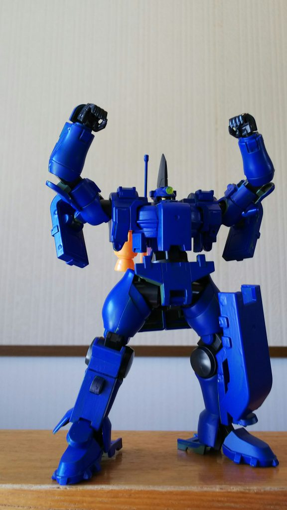 青く塗ってカーボンブレイドを頭に着けて、ハイゴッグの推進機背中につけただけです。