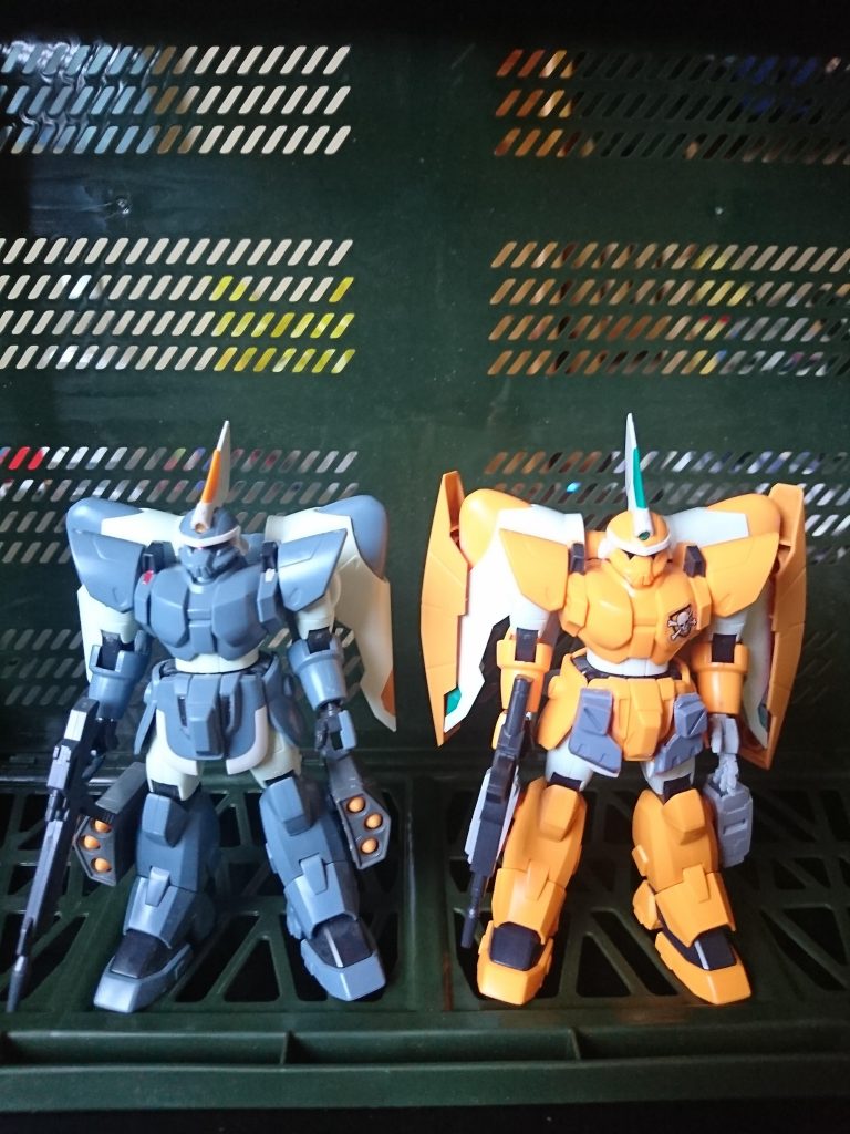 ジャンクで拾ってきた通常機との比較です
ランドセルの存在感ェ…
股関節の装甲はhobbyJAPANのTR-1のガレージキットを切り貼りしましたが、荒らさが出てますね…