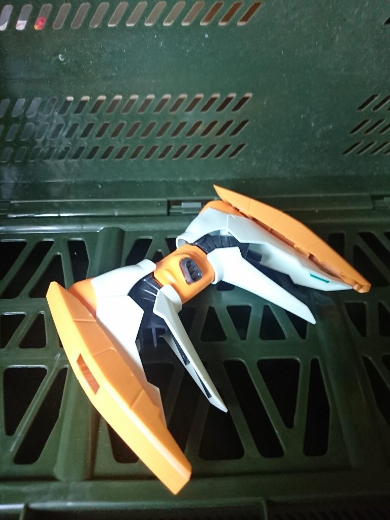 基本的にはミゲルジンからのカスタマイズ。
ランドセルユニットには同スケールのガンダムハルートの装甲パーツを取り付けました。