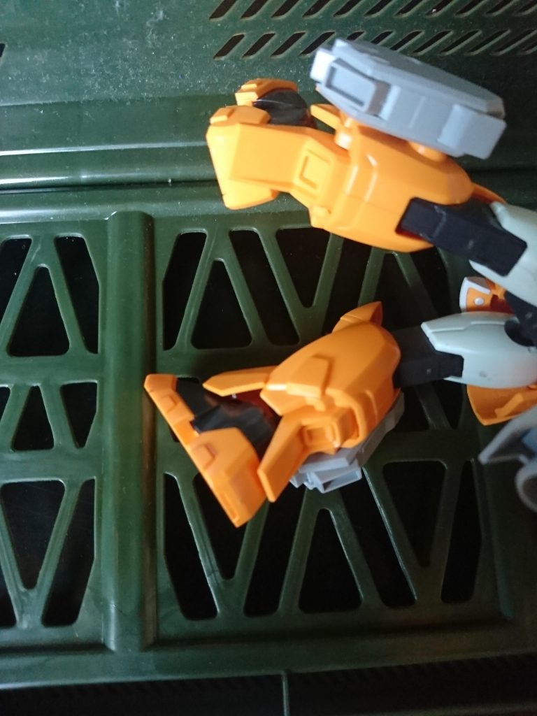 後ろ側に重さが集中しているので自立困難か…？
と思ったら普通に自立したので脚部を小改造