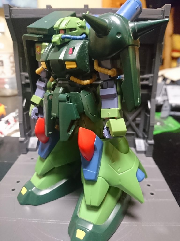 前面
ジャンクのザクⅢ改のパーツをなんとか流用出来ないかと考えていたら、色合いもピッタリなハイザックが合ったのでそのままミキシング(n‘∀‘)η
装甲などを切り貼りしてみました(*´-`)