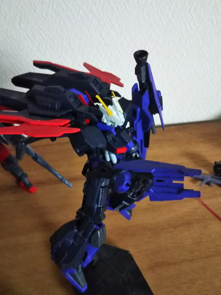 ハンドガンとブースターシールドを駆使して戦闘を行う