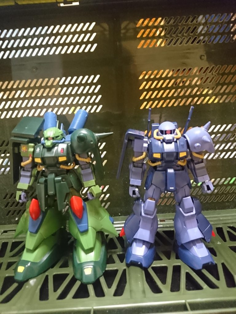 ノーマルのハイザックとの比較
脚部などを変えるだけでこうも別物に…