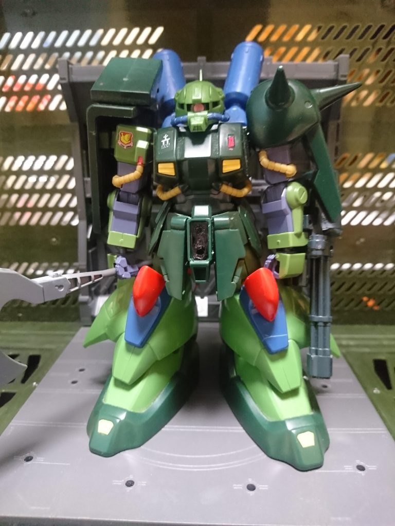 武装は大型のアックス、ガトリングガン、腰部のビームガン、投擲式スタングレネードという設定です