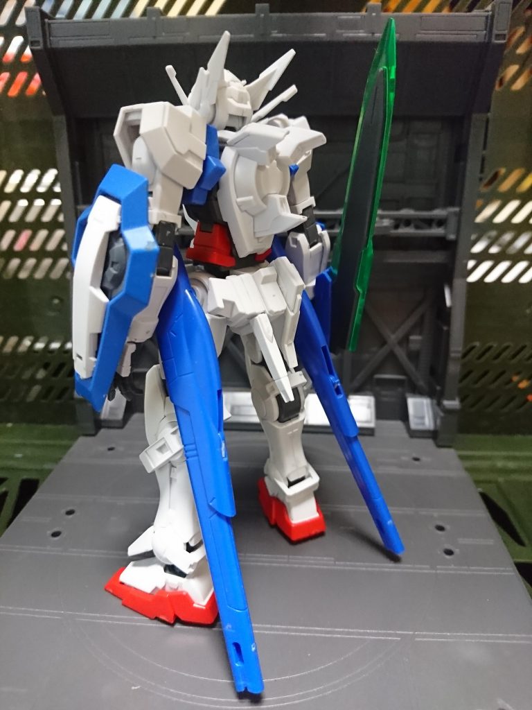 背面です
本来であればGNドライヴ搭載機として作る予定でしたが、こちらの方が映えるのでやむなく非搭載機に(^^;
腰のビーム砲はGNキャノンという設定なんですが……(*_*)