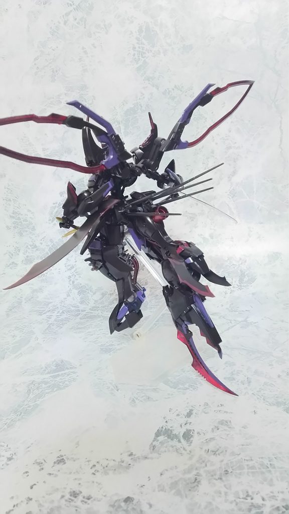 バックショット
大型の尻尾にはブレードが付いており、近接戦闘時には“第三の腕”となる。