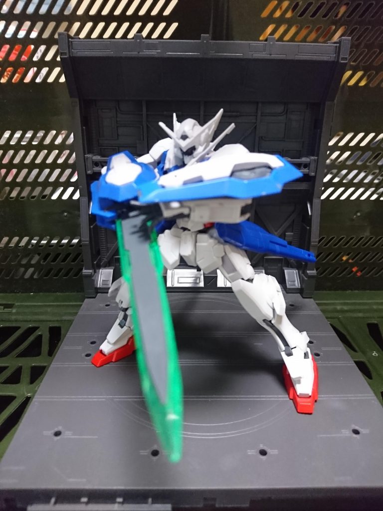 武装にはジャンクのGNソードⅡを使用、シールドはRGエクシアのバックラーシールドをそのままシールドとして使用しています(^^;