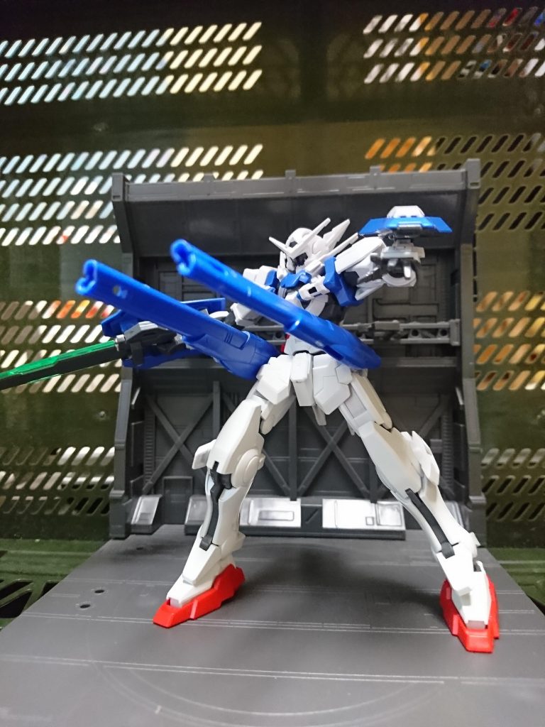 元々近接武装寄りの機体であるので、何かないかと思っていた所ビルドストライカーの砲身があったので取り付けてみました(n‘∀‘)η
…一応GNキャノンです(^^;
…弾数制限有の( ´△`)