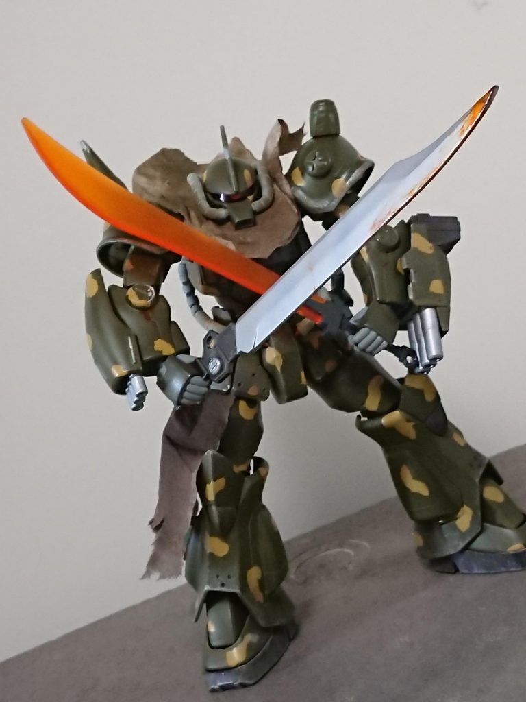 ヒートサーベル&ヒートサーベルH2型
通常のヒートサーベルと共に実体剣の現地改修型、H2型を装備。切っ先には帰り血のようなオイルがこびりついている。