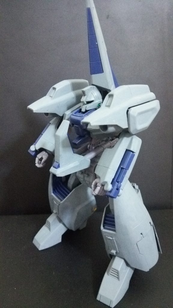 塗装のみの状態です。
メタスは元々、純粋な宇宙用戦闘機としてデザインされたと何かに書いてありましたが、モビルアーマー形態は文句無しにカッコいいですね。