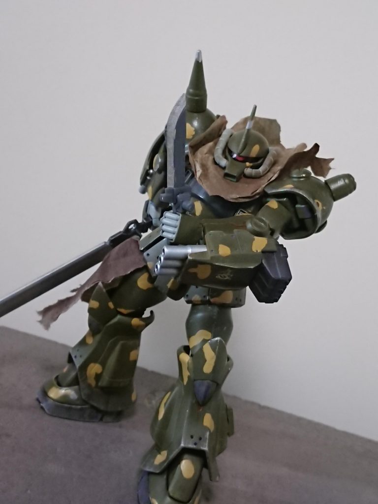 対ms用のナイフは腰に担架。ククリナイフ状になっており、間接やコックピットへの局所攻撃に用いる。