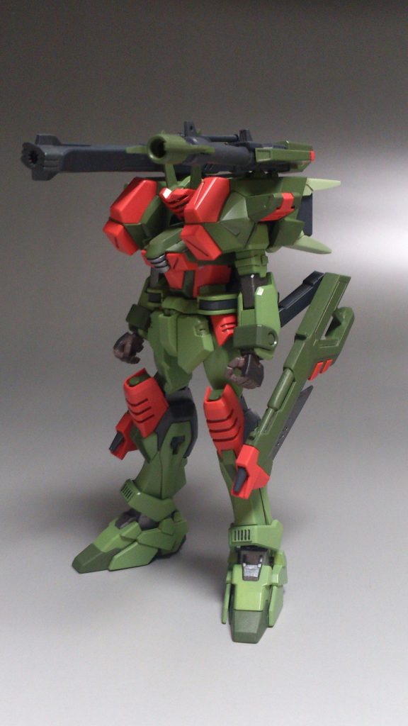 複合バヨネット装備型ビームライフルを、バインダーみたいにずらすことにより、腰回りのモッサリ感をなくすようにしました。