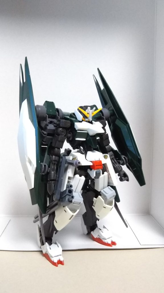 全体のシルエットに関してはずんぐりしてるかなとは思ったのですが、どこかで「ミネルバのフクロウ」の存在を知り「じゃあミネルバはジュリエッタでフクロウがガンダムにしよう」という屁理屈で成り立っています(-_-;)