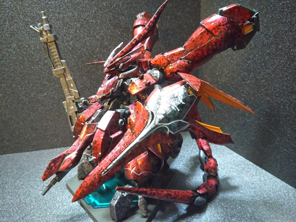 前回装備していたフライルーのライフルは、棚に飾ってみた所、長くてガラス戸が締まらず…じゃあ立て掛ければ良いじゃない‼️と持たせてみたら、ブレードライフル細すぎてゴツい機体に全然合ってない事が発覚…w(・・;)
なので、ストライカージンクスのGNスマートガンに変更しました。